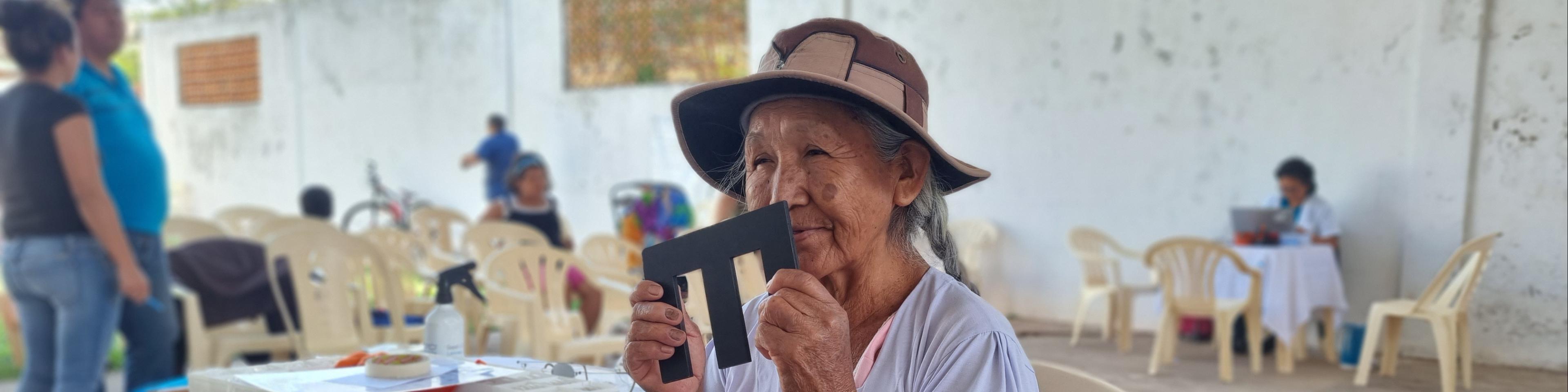 Frau in Bolivien hält Sehproben E