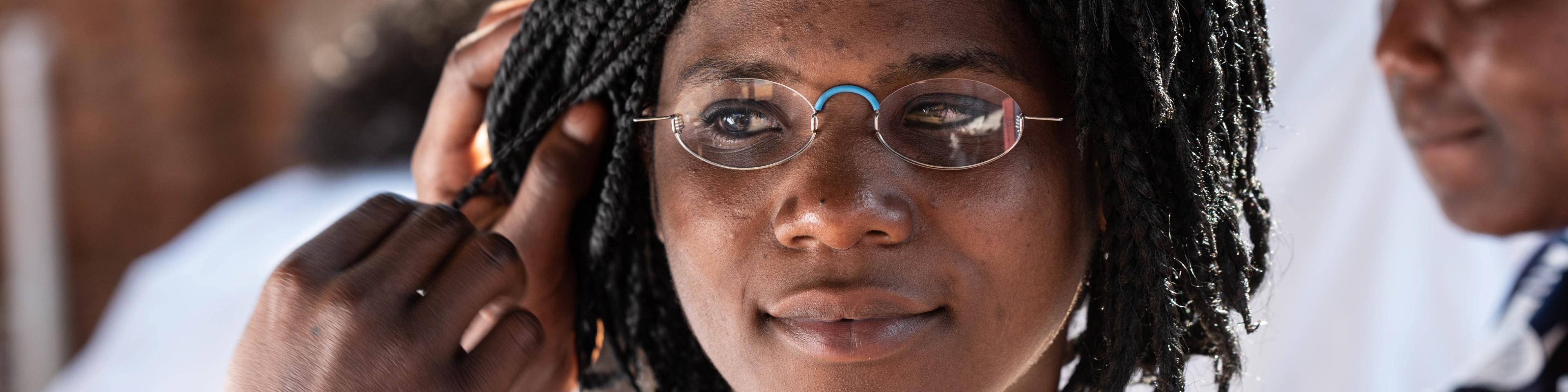 Junge Frau aus Burkina Faso erhält eine EinDollarBrille