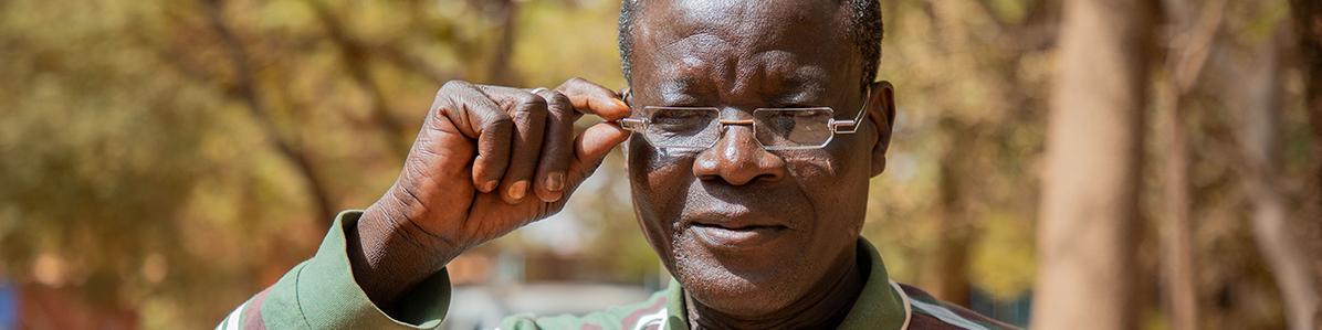 Burkinabe hält seine EinDollarBrille