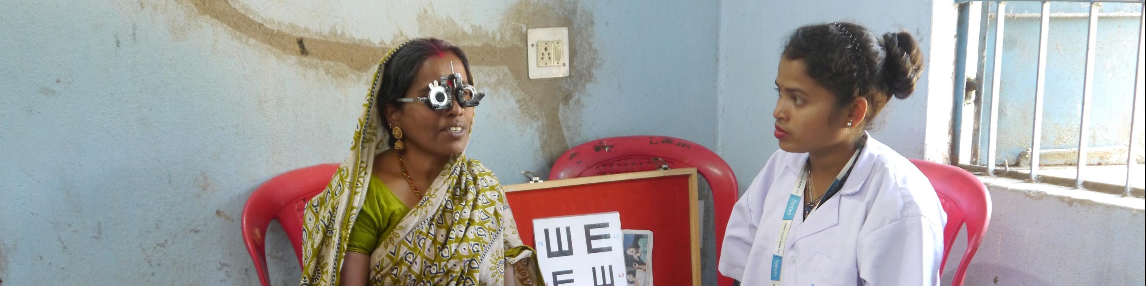 Eye test with optical measuring glasses 