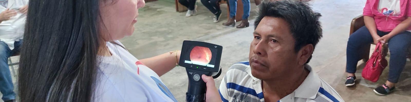 Mitarbeiterin von GoodVision Paraguay führt eine Netzhautfotografie bei Patienten durch