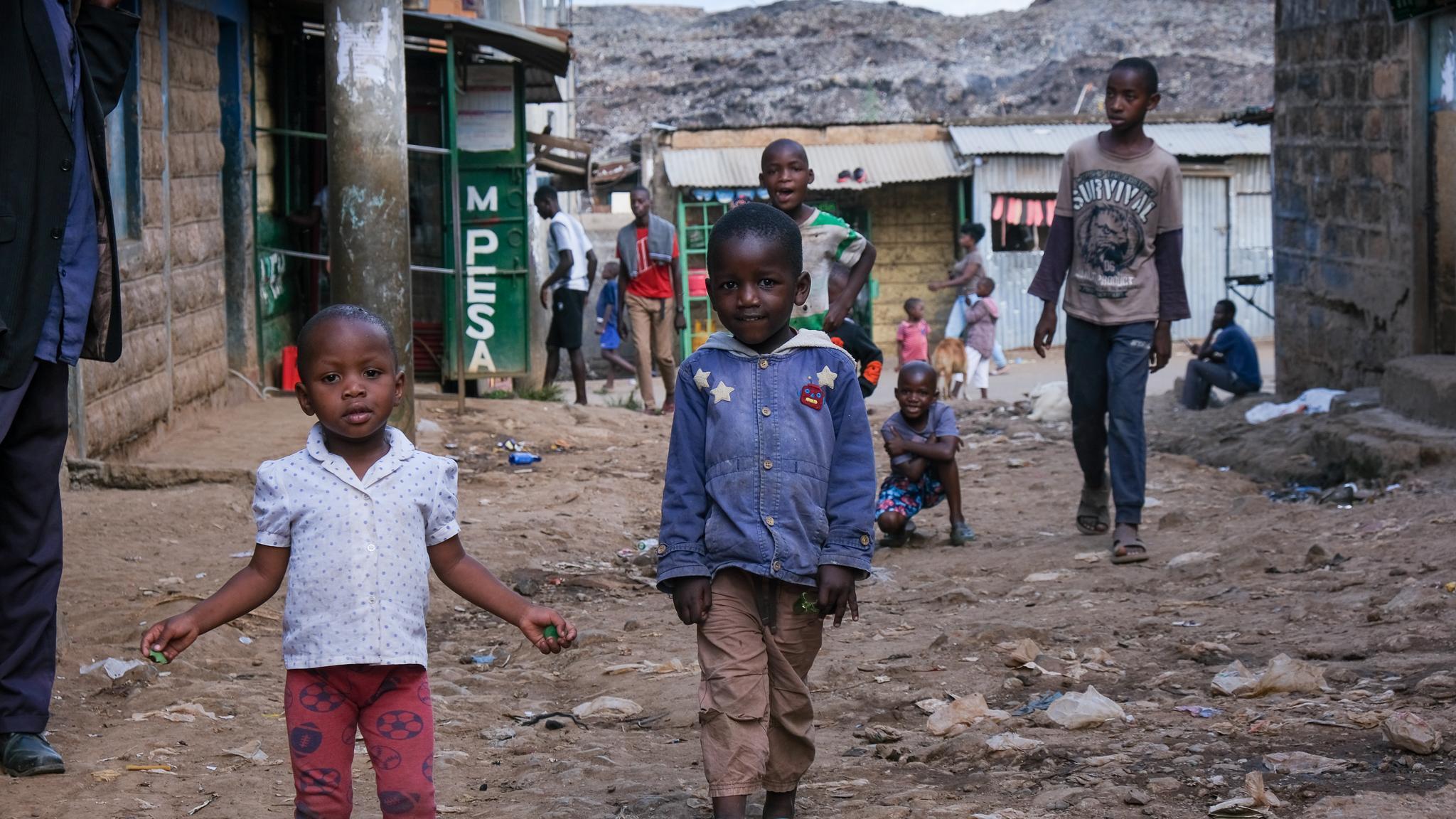 Kinder vor Müllberg in Korogocho