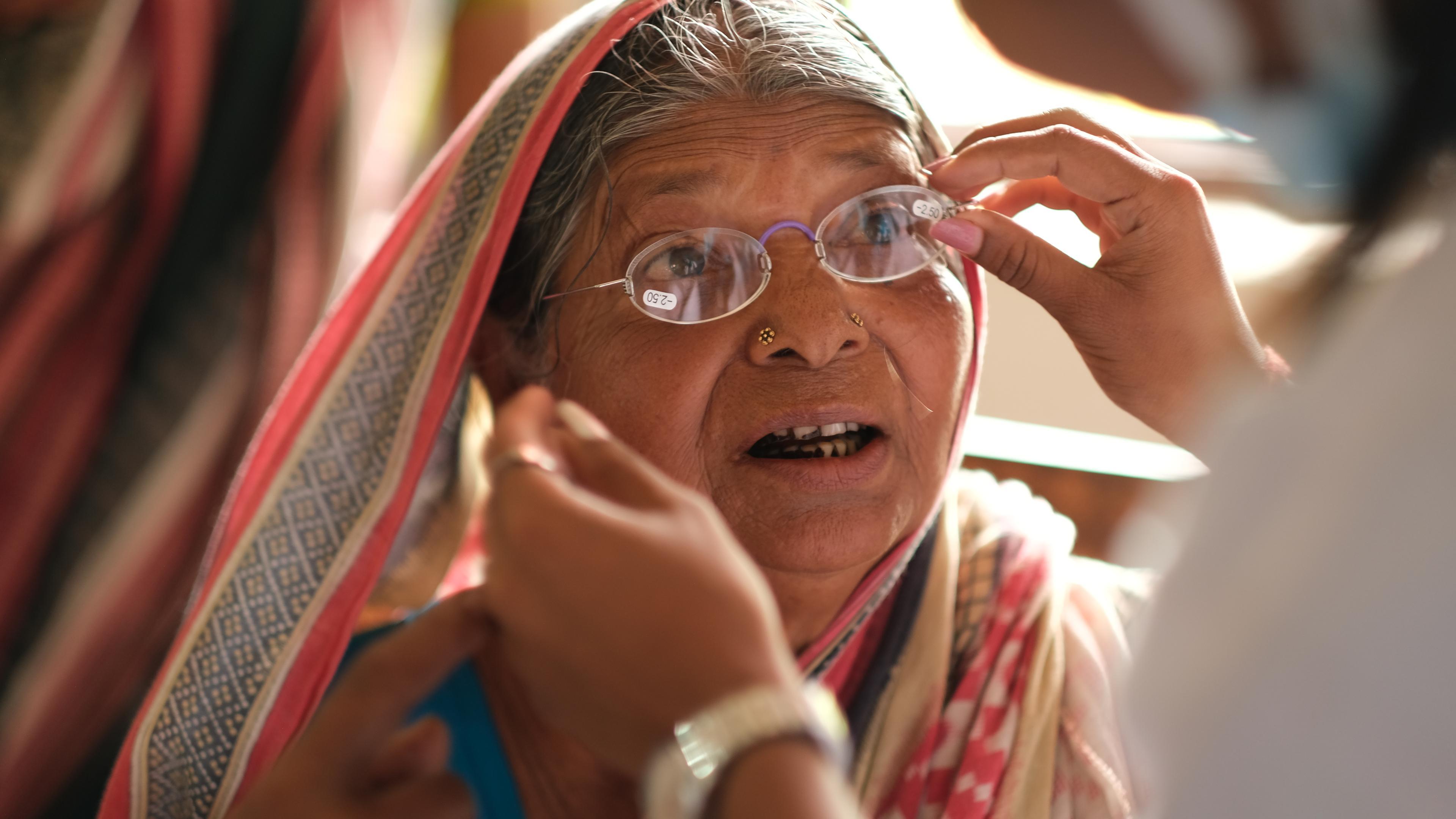 Brillenanpassung bei indischer Frau