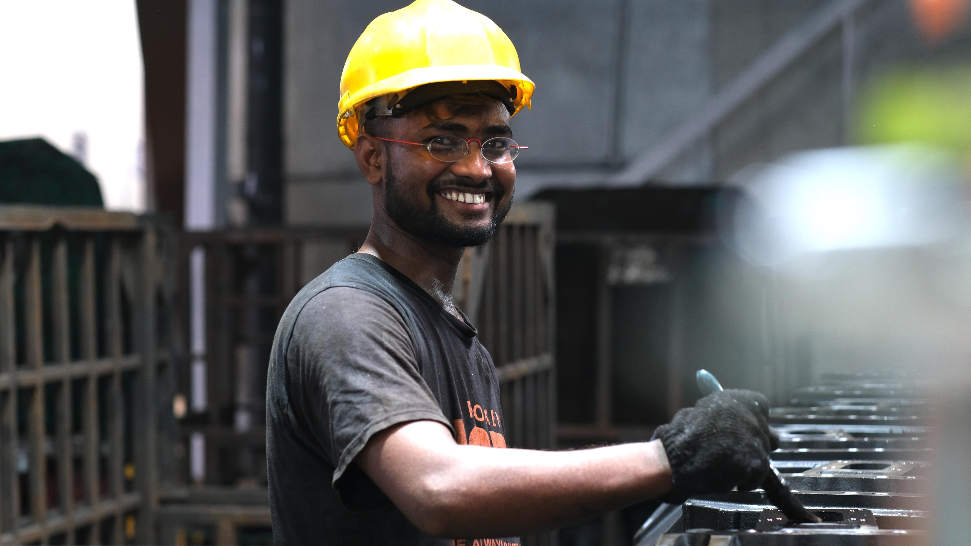 Stahlarbeiter in Kalkutta an der Maschine