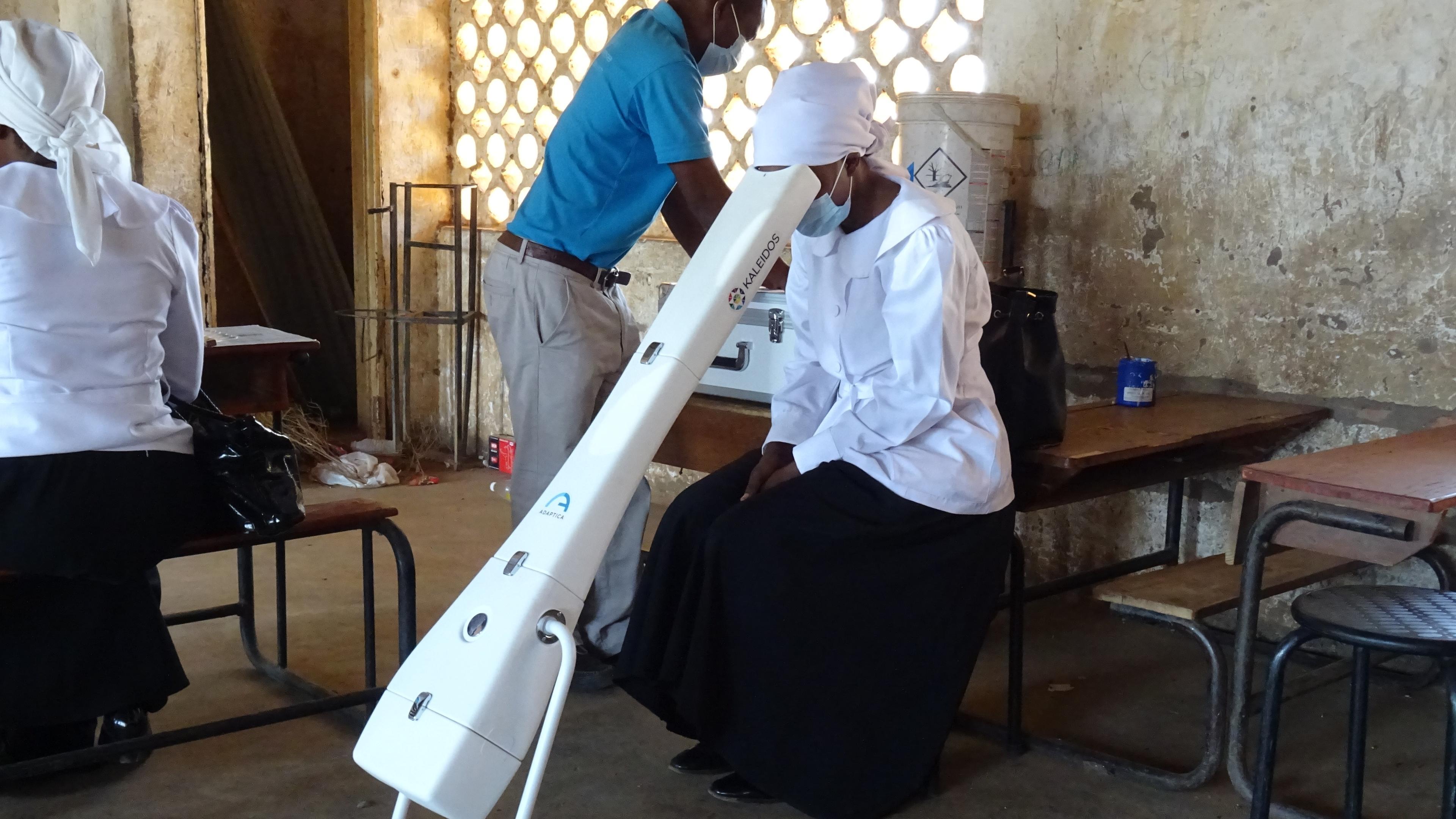 A woman looks into the Kaleidos autorefractometer