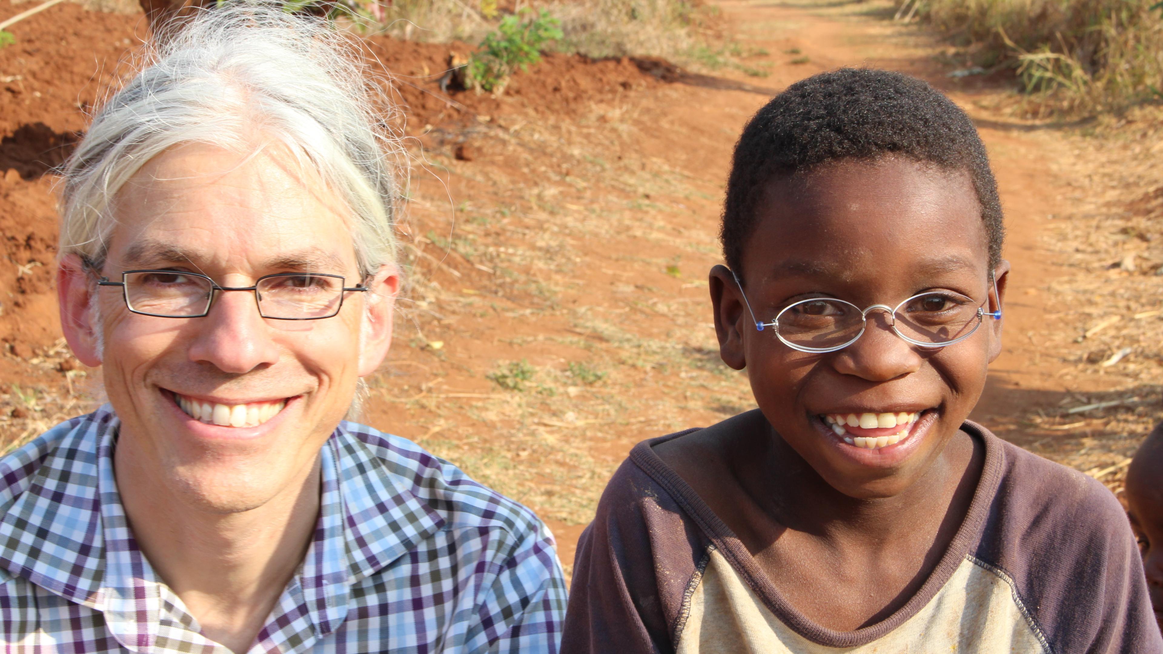Martin Aufmuth mit einem Jungen in Malawi