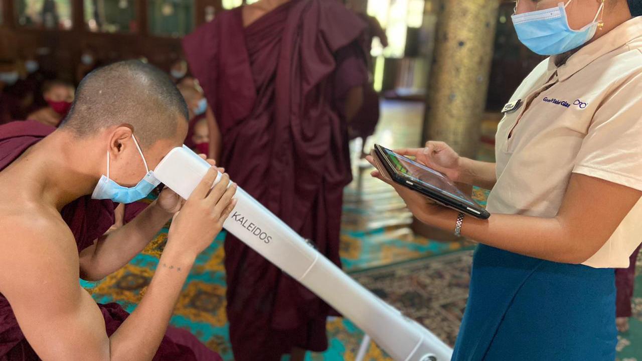 Sehtest bei einem buddhistischen Mönch mit Kaleidos