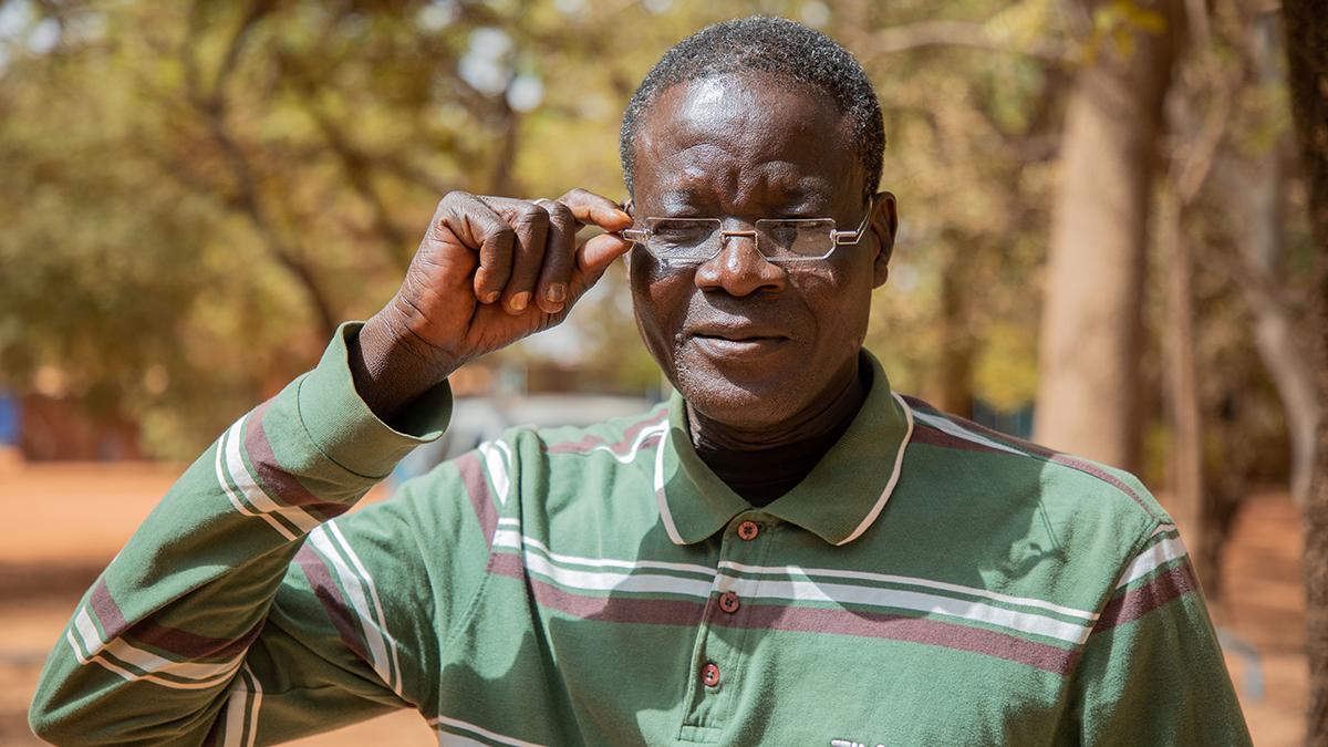 Mann aus Burkina Faso mit neuer EinDollarBrille