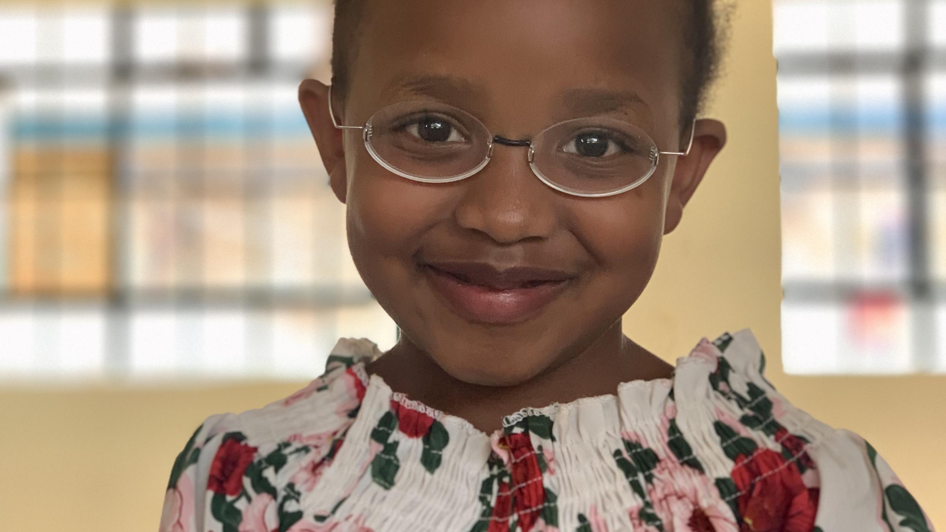 Kenianisches Mädchen mit Brille