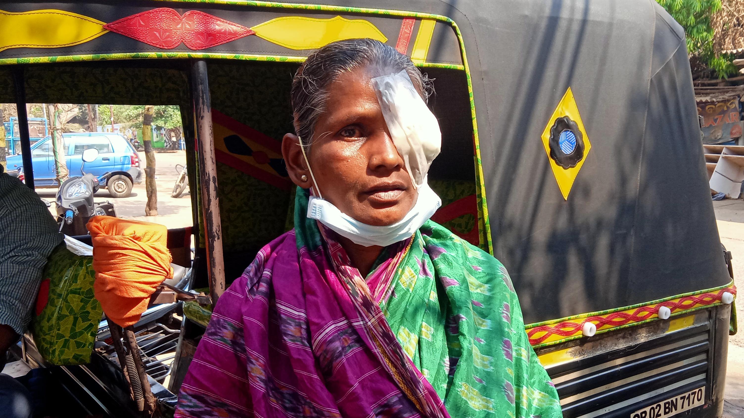 Kataraktpatientin aus Indien mit Augenverband