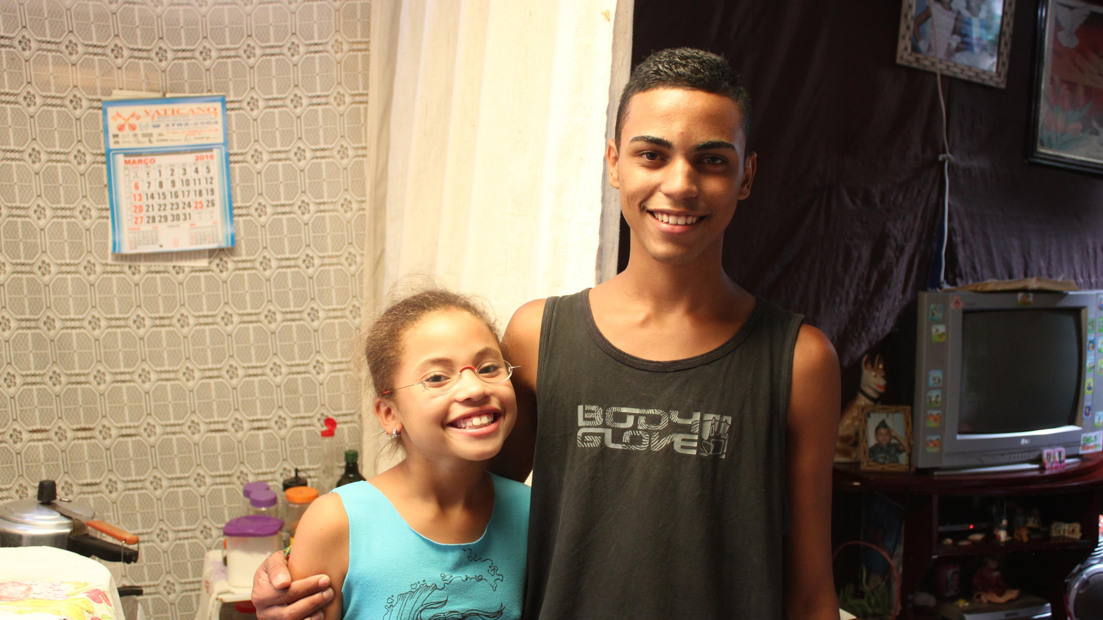 Junges Mädchen aus Brasilien hält ihren Bruder im Arm