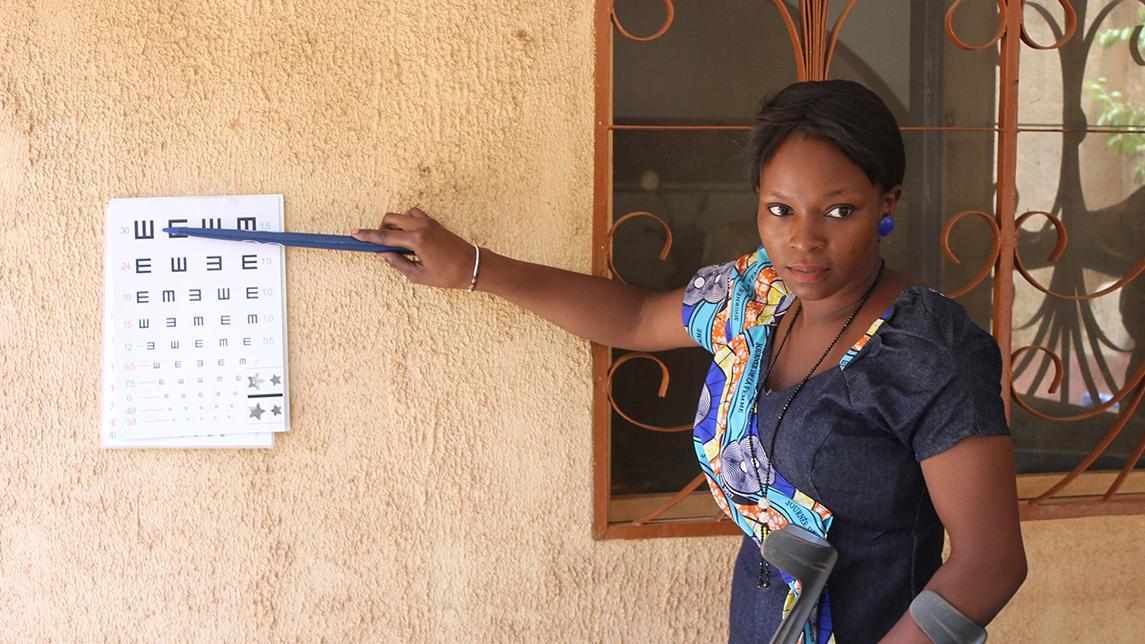 Mitarbeiterin von GoodVision Burkina Faso an der Sehprobentafel