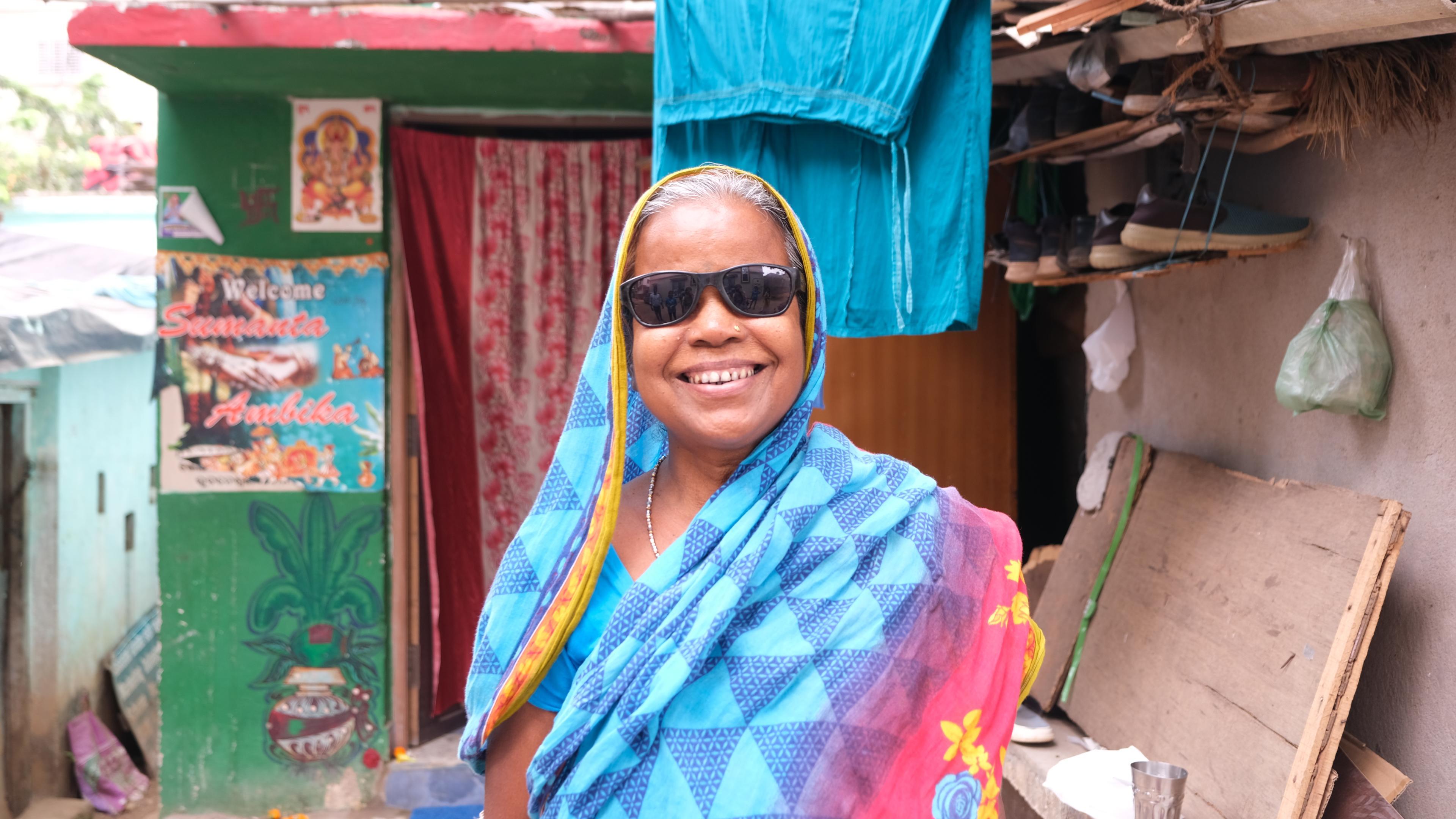Traditionell gekleidete Frau aus Indien, trägt Sonnenbrille