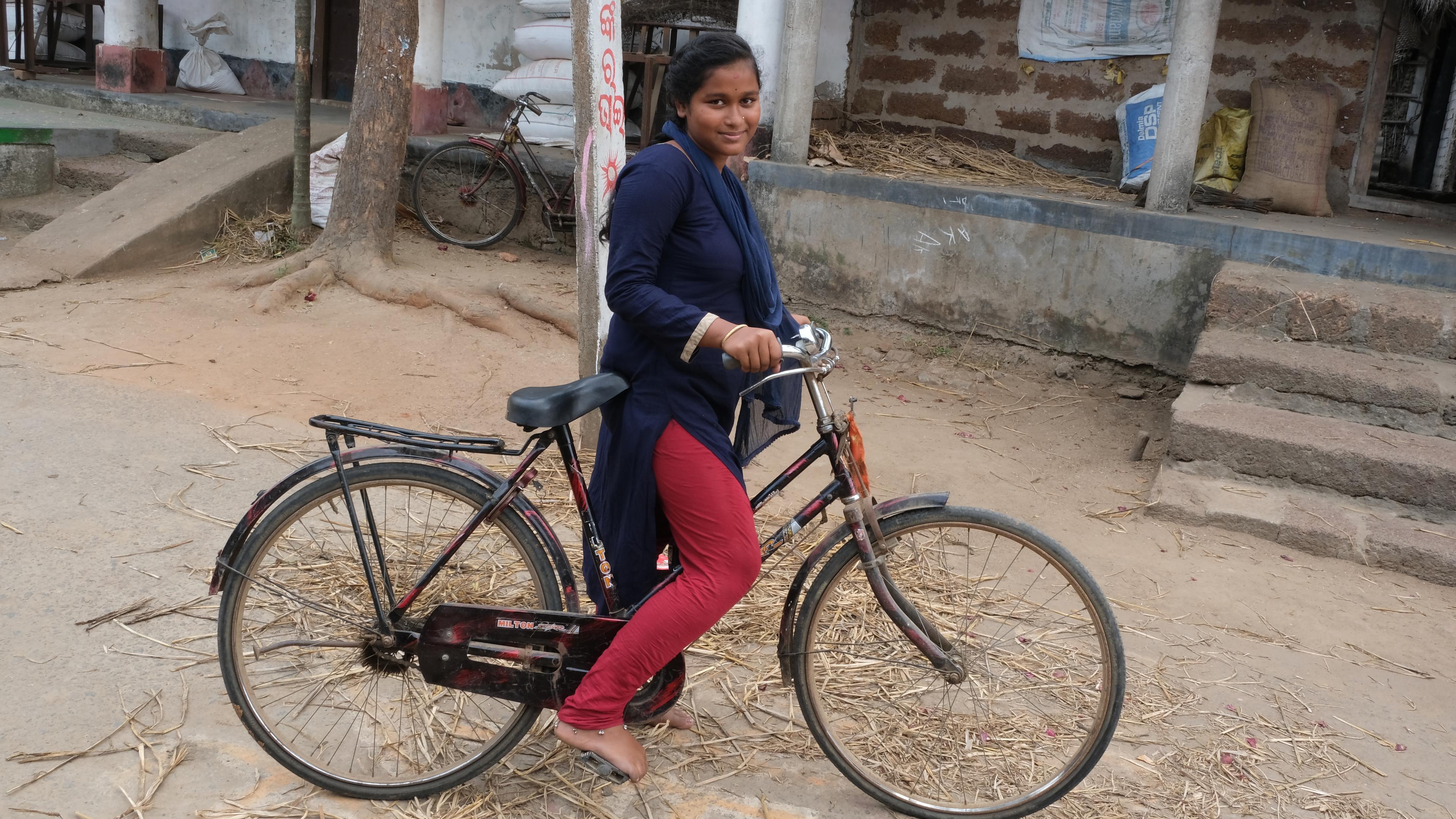 Junge Kataraktpatientin aus Indien, mit Fahrrad