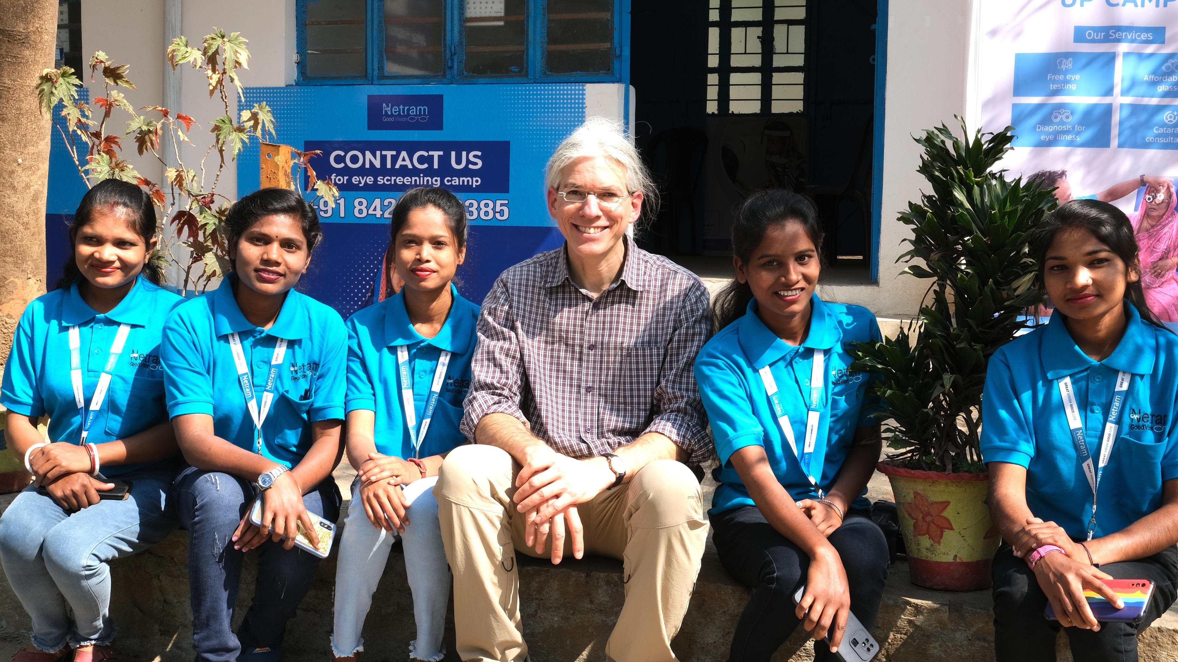 Martin Aufmuth umringt von jungen Mitarbeiterinnen von Care Netram in Indien