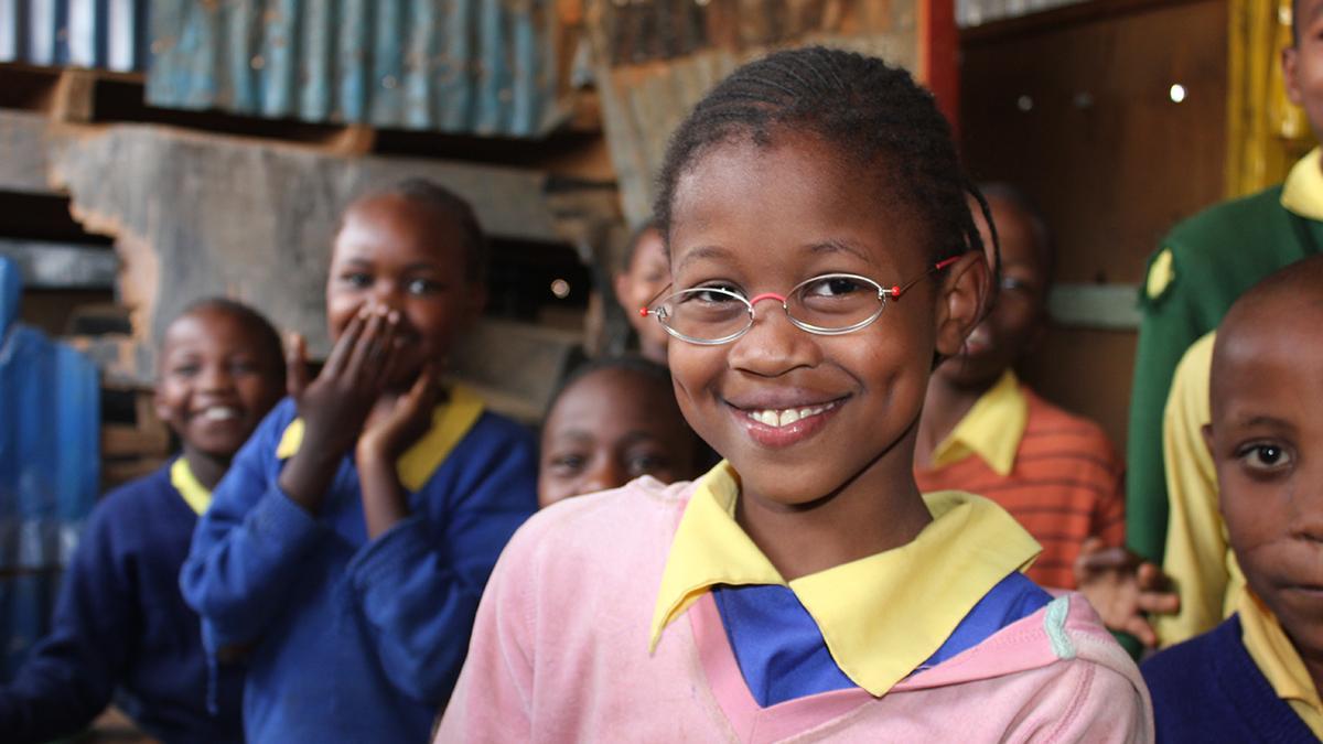 Schülerin in Kenia trägt EinDollarBrille