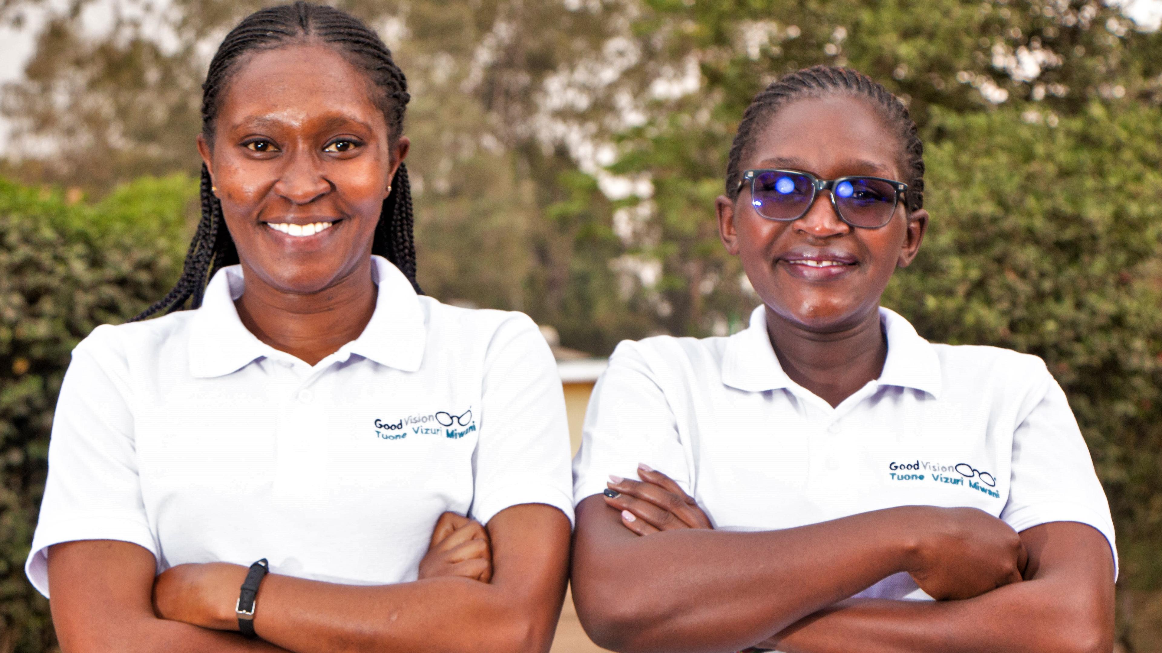 Zwei Mitarbeiterinnen von GoodVision in Kenia