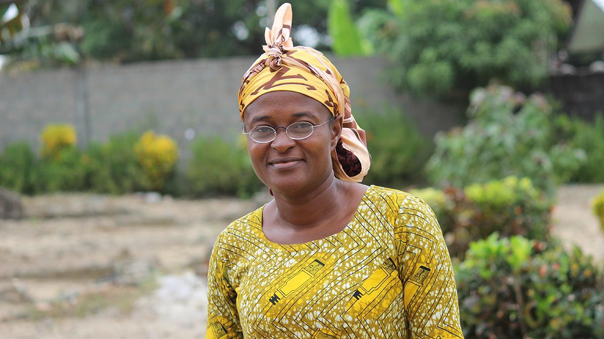 Traditionell gekleidete Frau aus Liberia mit EinDollarBrille