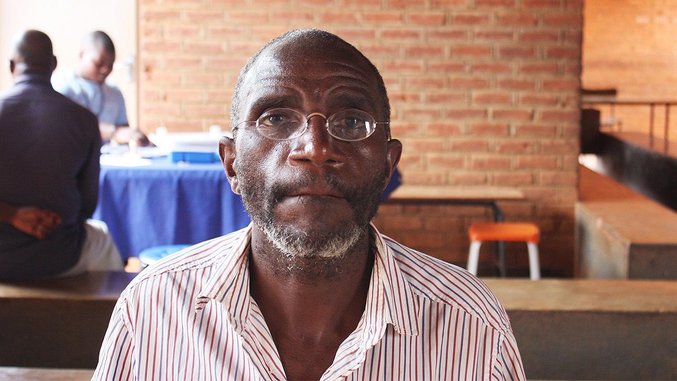 Mann aus Malawi trägt EinDollarBrille
