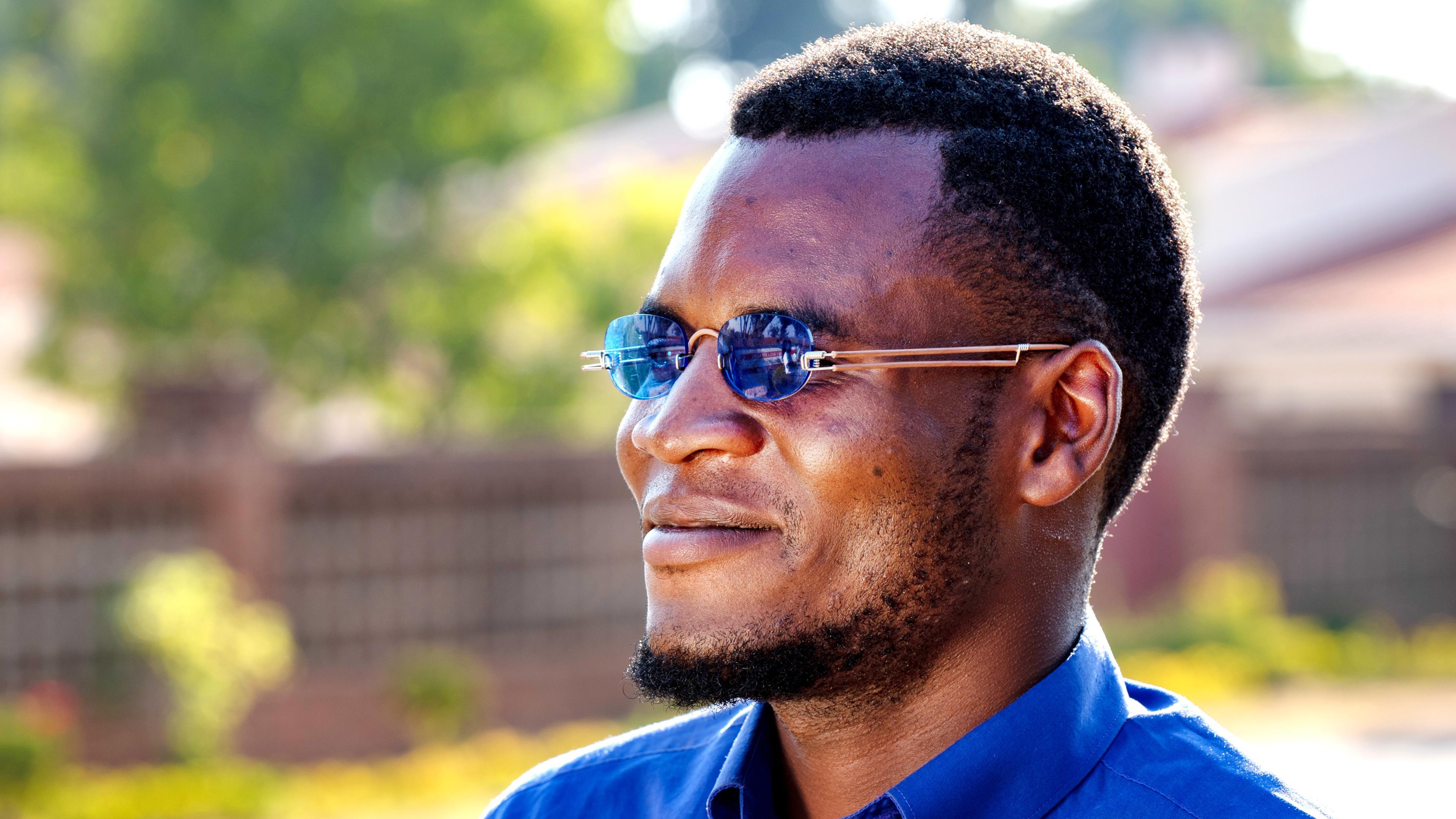 Malawischer Mann mit EinDollarBrille Sonnenbrille mit großen Gläsern