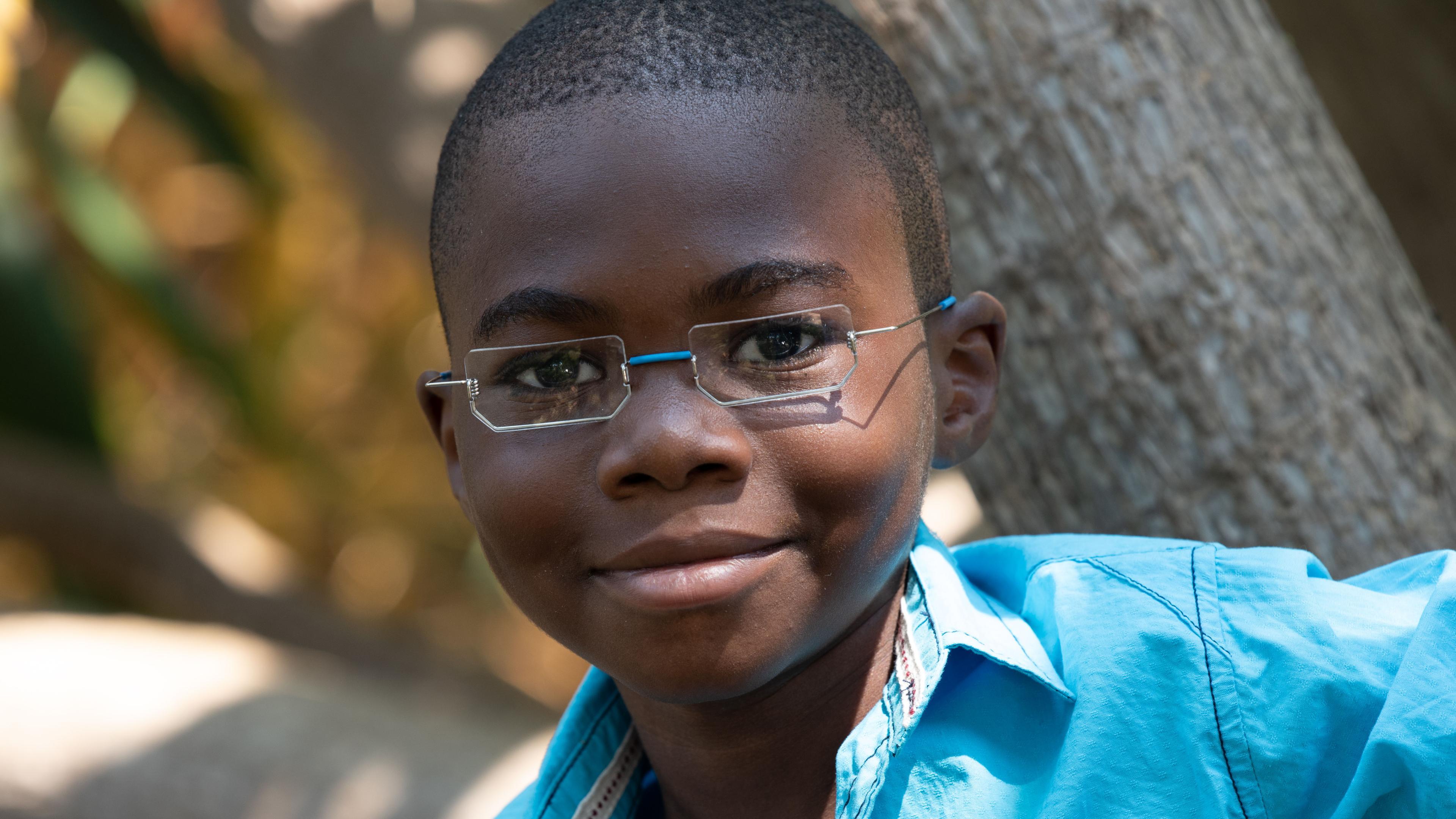 Malawischer Junge mit EinDollarBrille und eckigen Gläsern