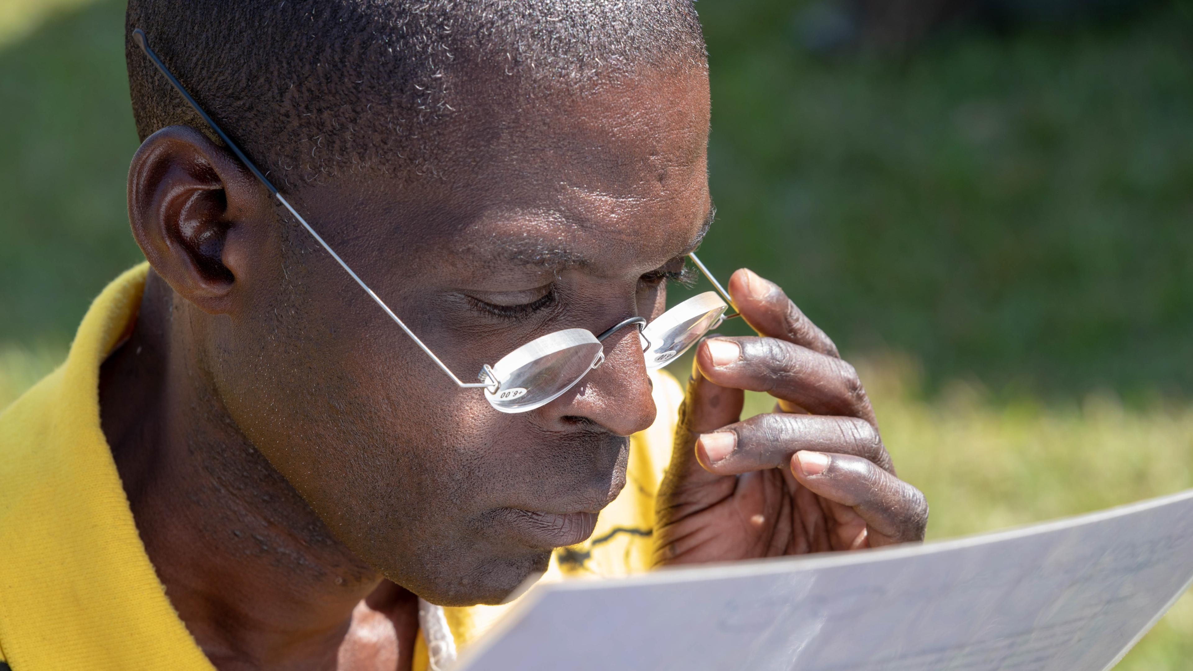 Mann aus Malawi liest mit seiner neuen EinDollarBrille