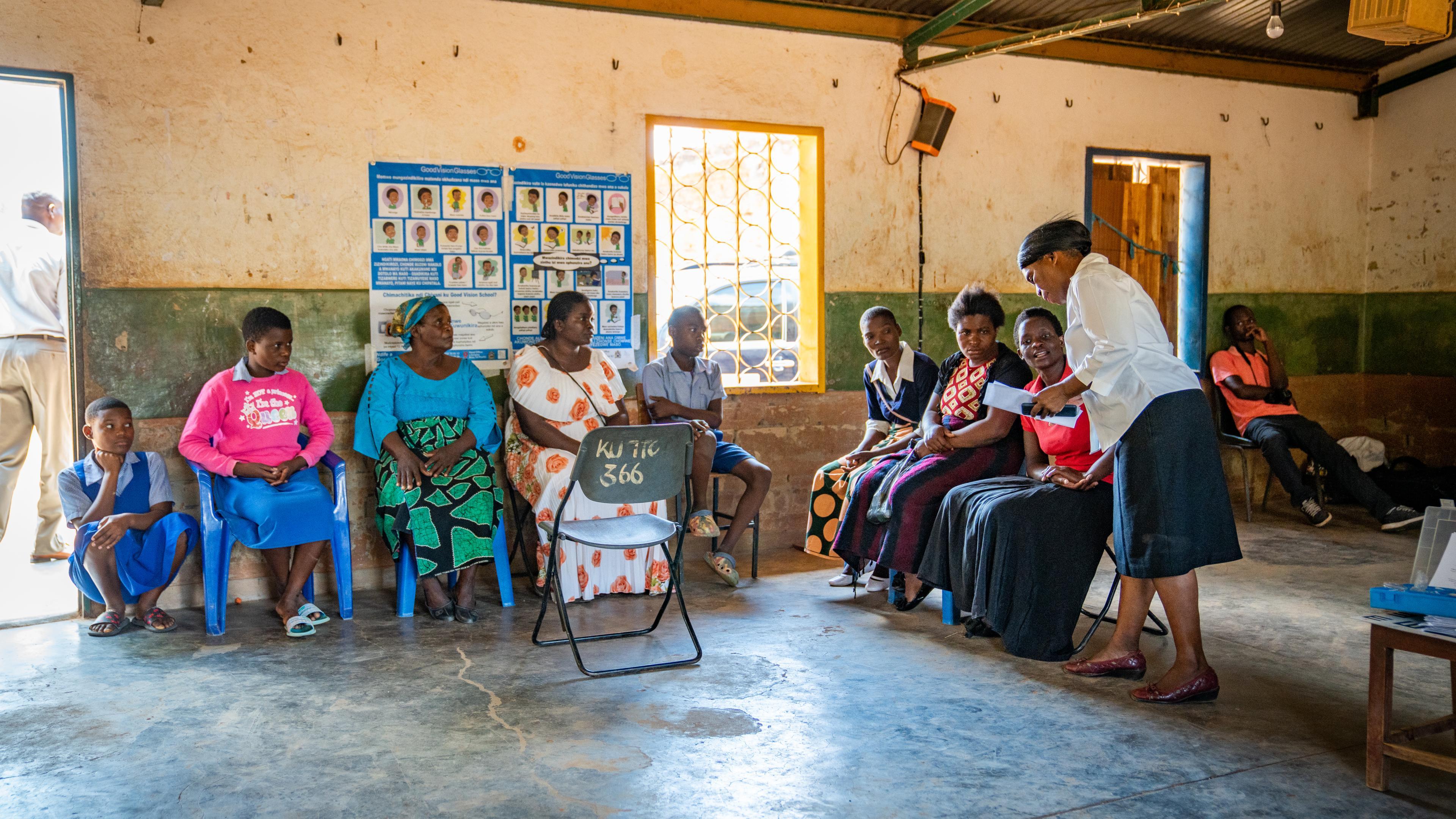 Mitarbeiterin von GoodVision Malawi klärt Eltern über gutes Sehen ihrer Kinder auf