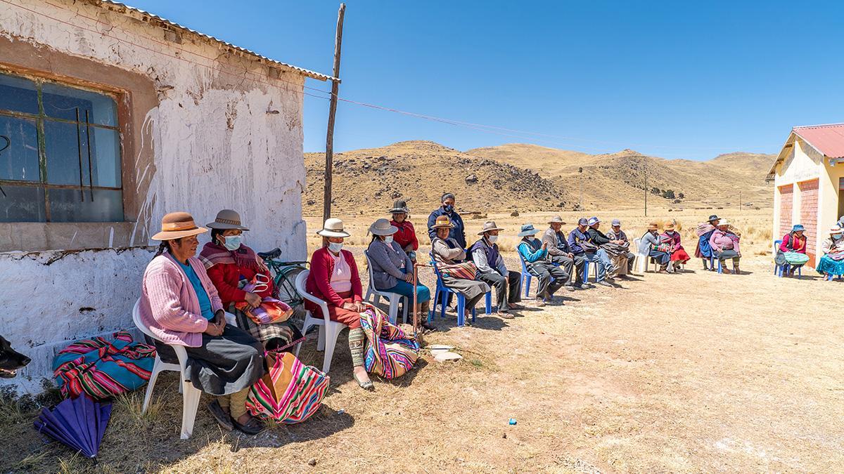 Wartende Patienten in einer Stuhlreihe im Altiplano, Peru