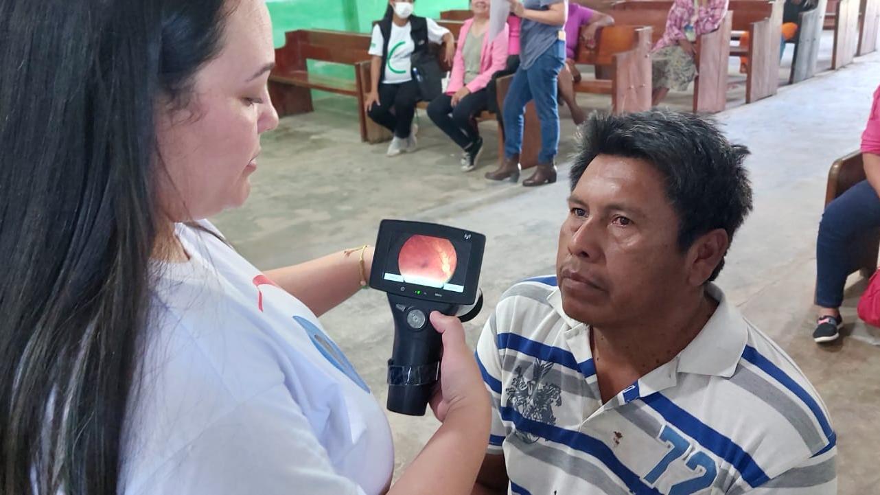 GoodVision Paraguay employee performs retinal photography on patients