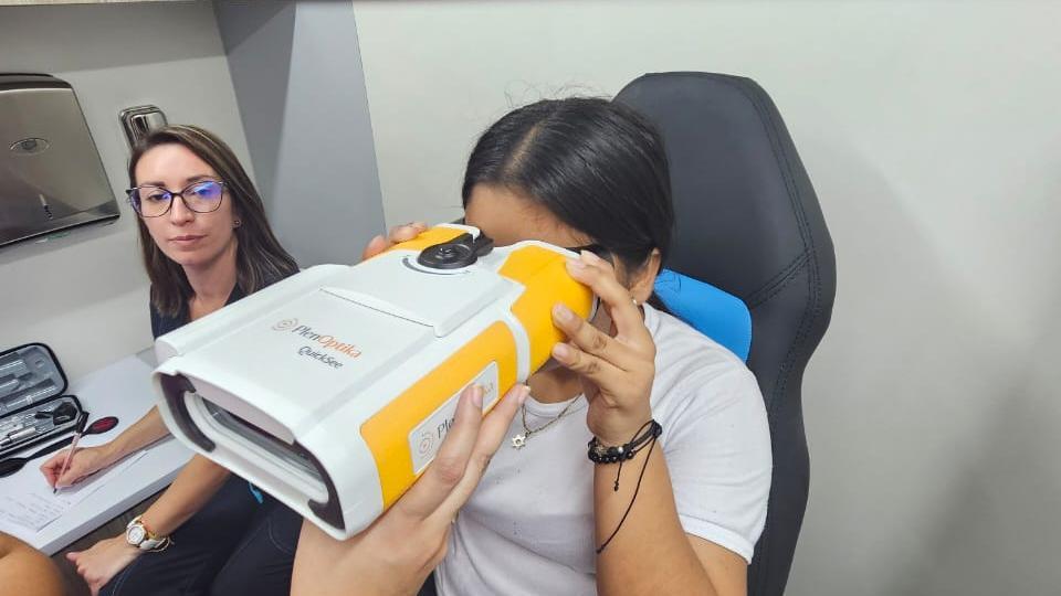 Mädchen bei der Augenuntersuchung mit einem Autorefraktometer