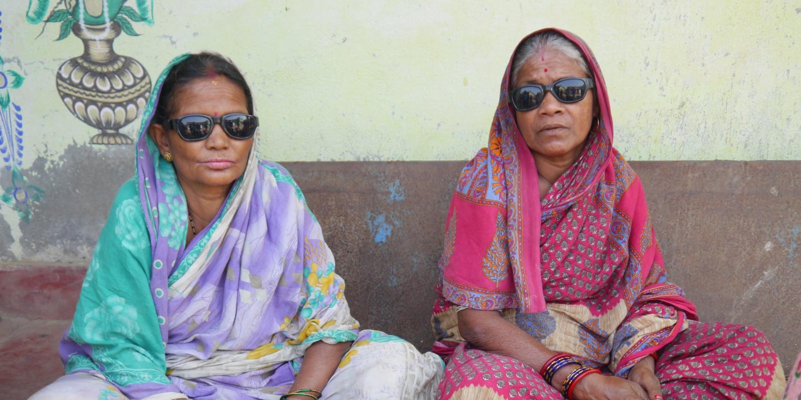 Zwei indische Frauen mit Sonnenbrillen