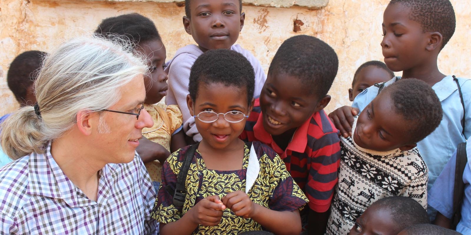 Martin Aufmuth inmitten mehrerer Kinder in Malawi