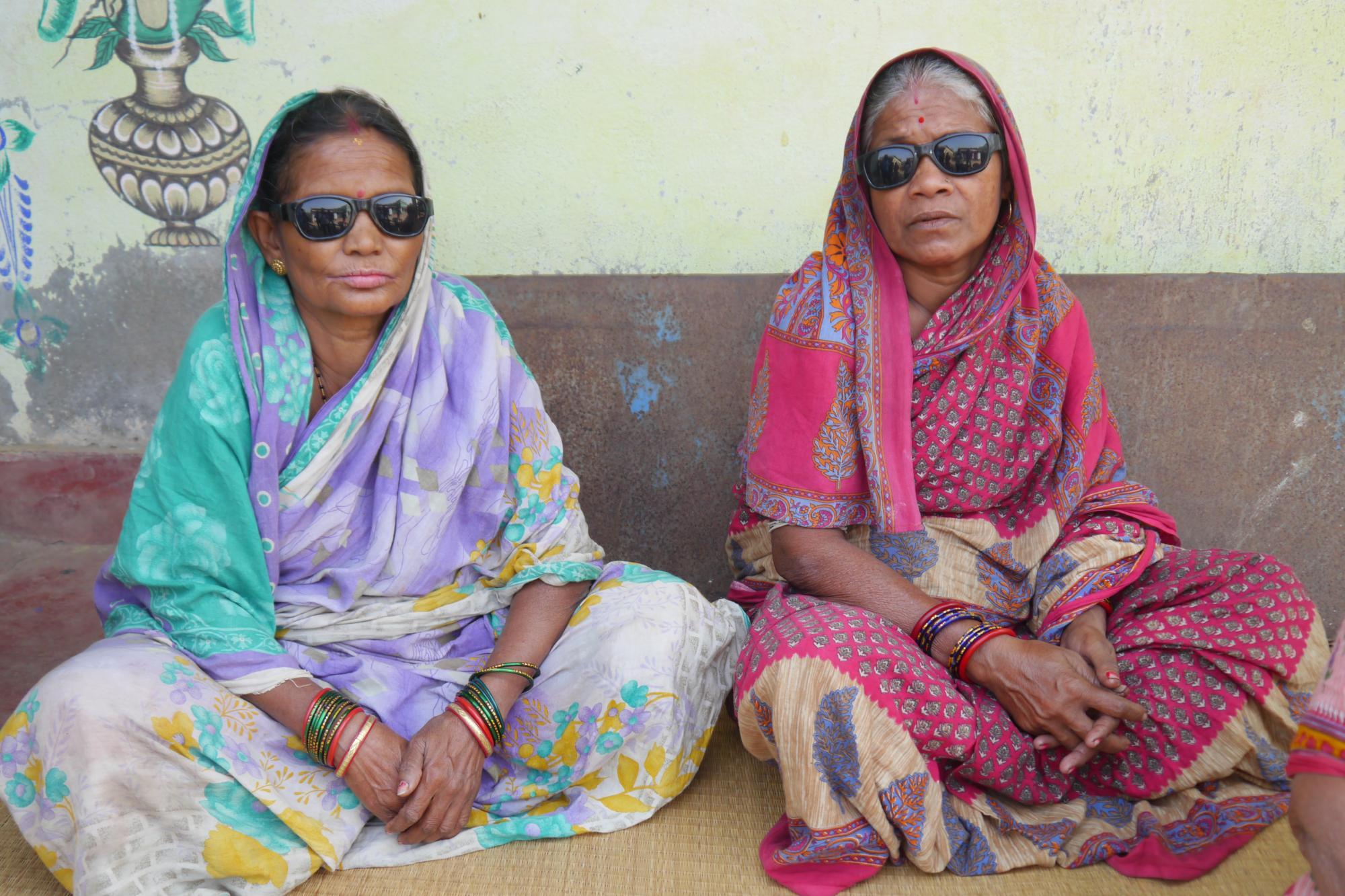 Zwei indische Frauen mit Sonnenbrillen