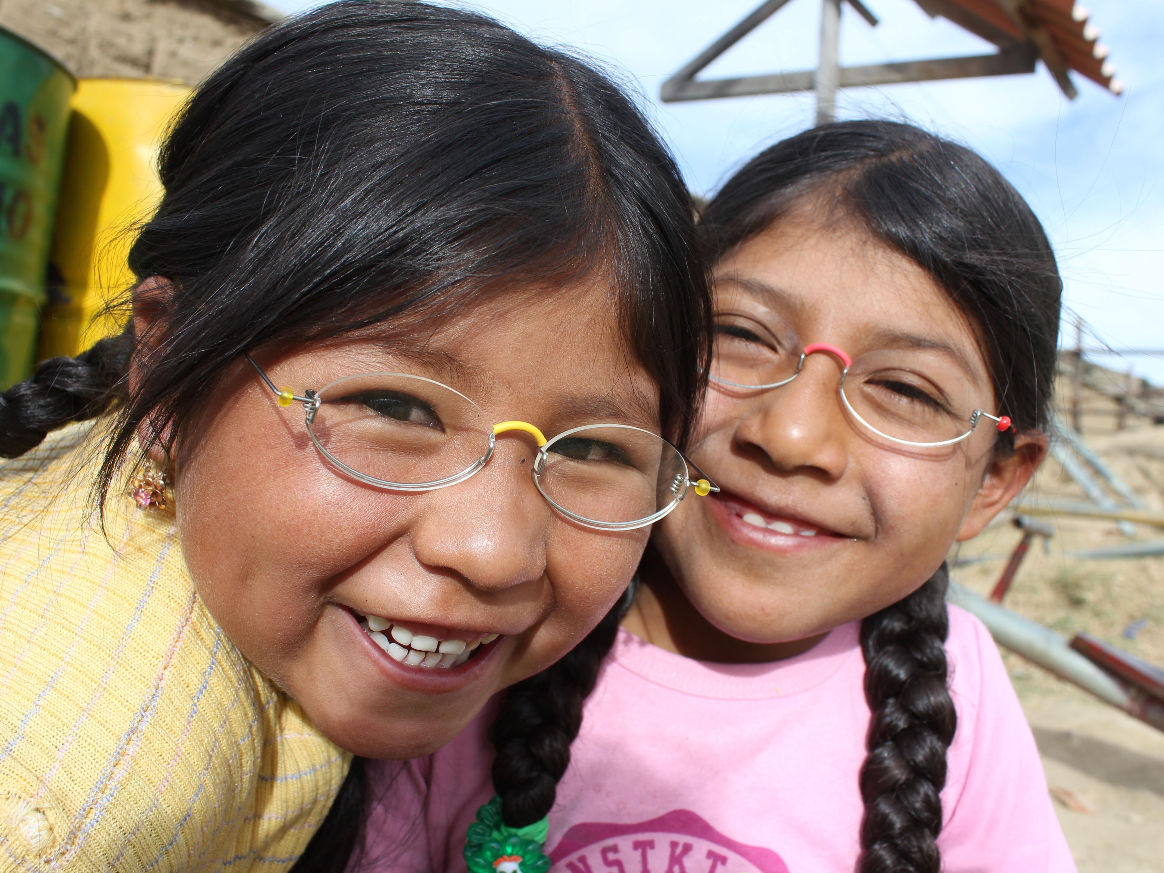 Zwei bolivianische Mädchen mit EinDollarBrillen