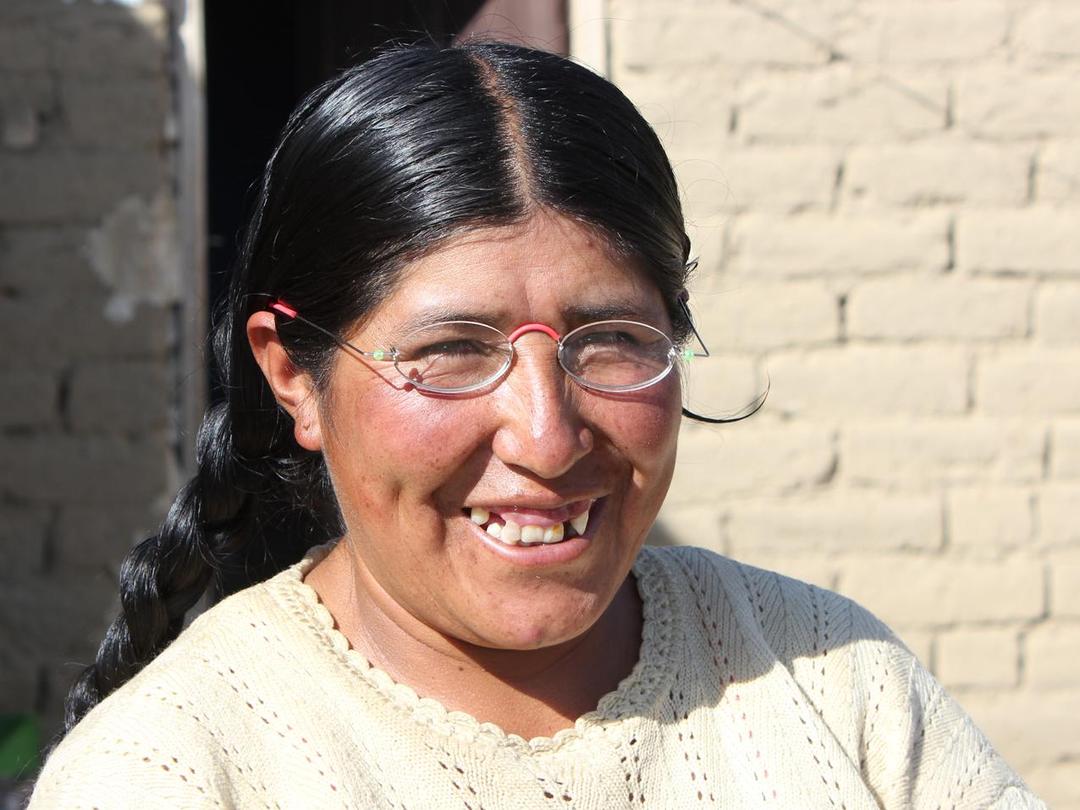 Lachende bolivianische Frau