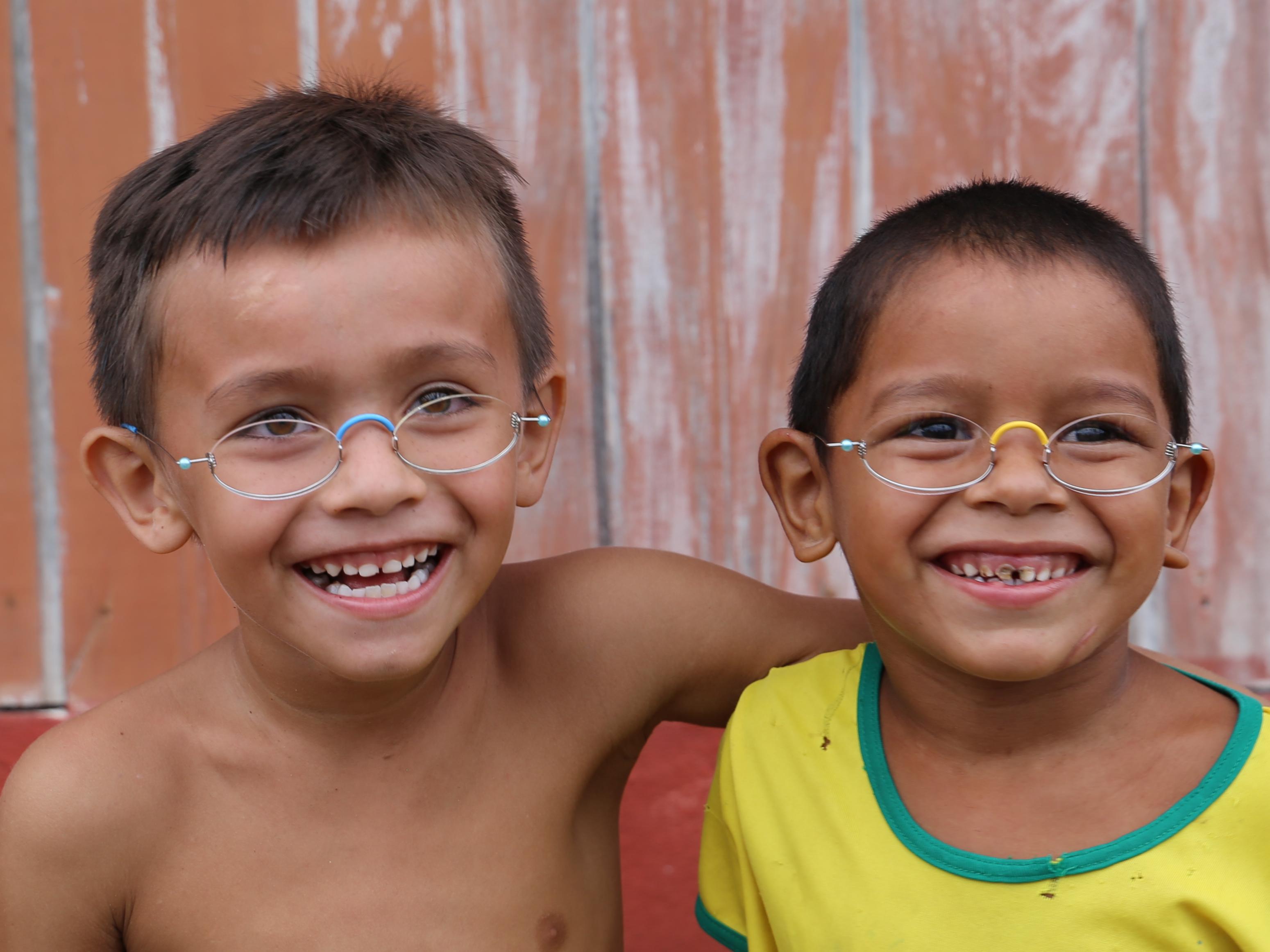 Zwei Jungen aus Brasilien mit EinDollarBrillen 