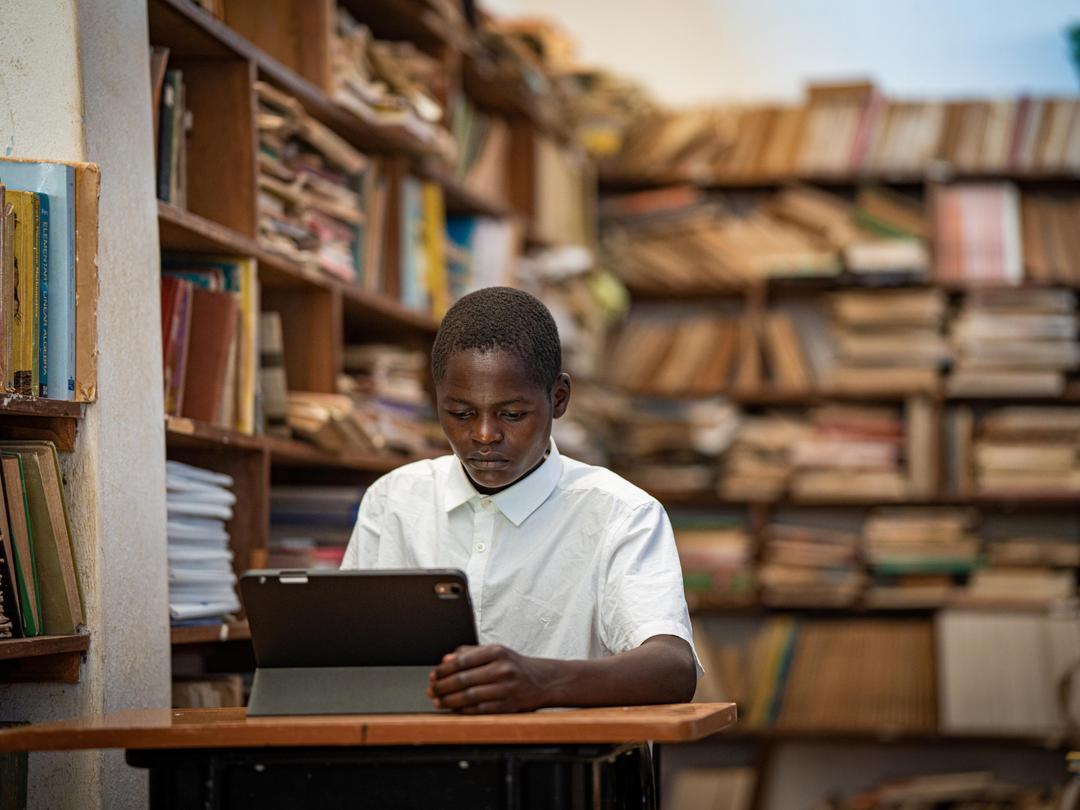 Schüler aus Malawi vor Laptop